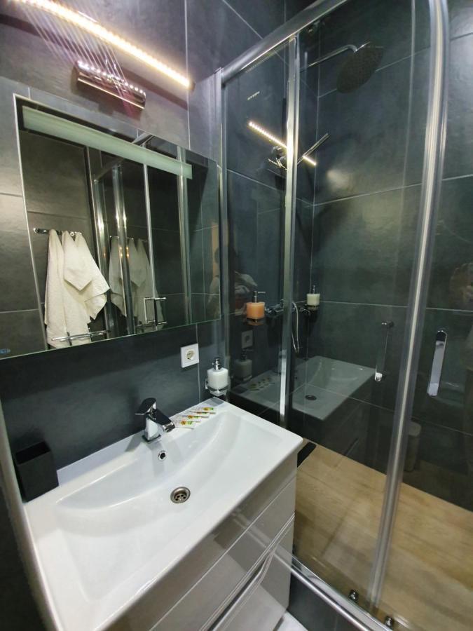 Central Apartments Odessa Esterno foto